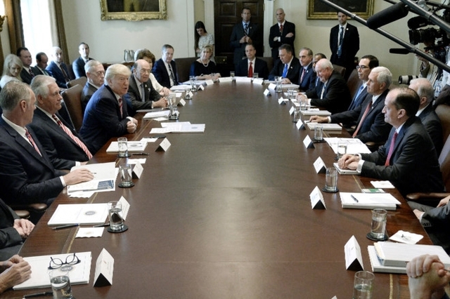 
Cuộc họp nội các đầu tiên do Tổng thống Donald Trump chủ trì có sự tham gia của các phóng viên ngày 12/6. Ảnh: Getty.
