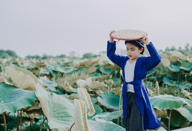 Cô bé rất thích nhân vật cô Tấm trong truyện cổ tích Tấm Cám nên đã hoá thân thành nhân vật này.