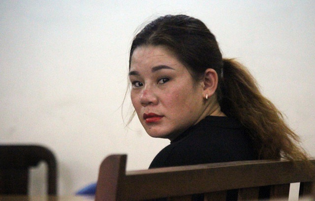 
Bị c&aacute;o Nguyễn Thị Lan nối nghiệp chồng để rồi v&agrave;o t&ugrave; c&ugrave;ng tội danh Mua b&aacute;n tr&aacute;i ph&eacute;p chất ma t&uacute;y.
