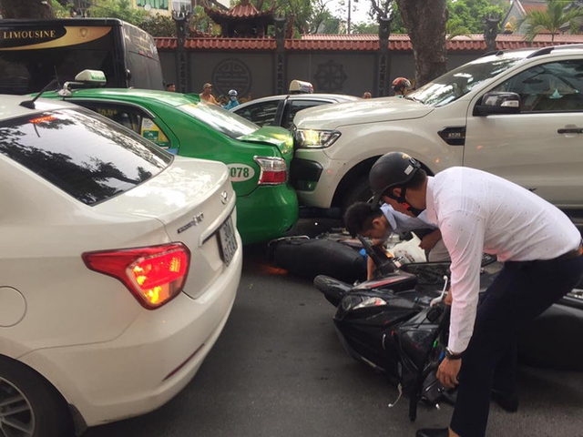 Chiếc xe b&aacute;n tải đ&egrave; l&ecirc;n nhiều người tr&ecirc;n đường.