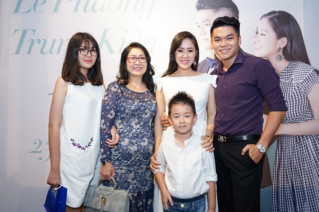 
Mẹ và con trai của Lê Phương cũng từ quê lên tham dự sự kiện này.
