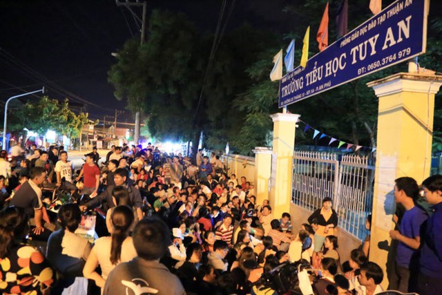 
Hàng trăm phụ huynh chờ trước cổng trường Tiểu học Tuy An xuyên đêm để nộp hồ sơ cho con. Ảnh: Ngọc An.
