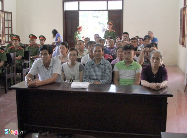 Người nhà bị cáo và thân nhân bị hại ngồi cạnh nhau tại tòa. Ảnh: Hoàng Lam.