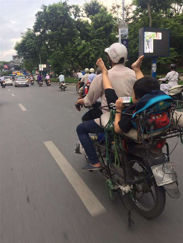 Khoảnh khắc tr&ecirc;n phố H&agrave; Nội khiến người ta vừa thương vừa giận - Ảnh 2.