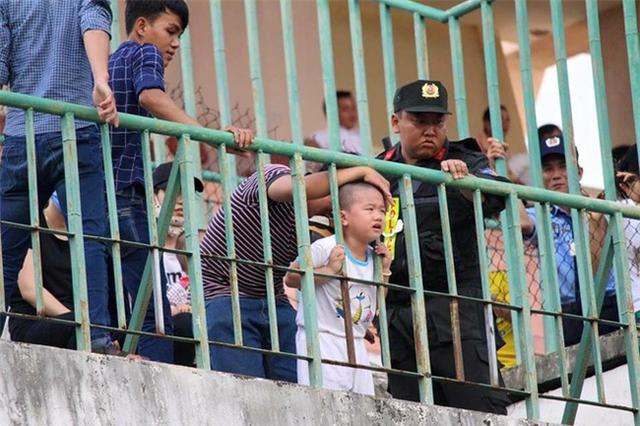 Bố của b&eacute; kh&ocirc;ng c&oacute; c&aacute;ch n&agrave;o để gi&uacute;p con trai tho&aacute;t nạn