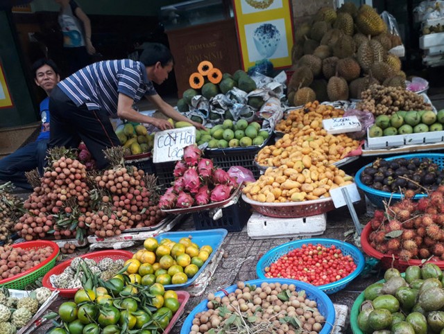Tại chợ Bà Chiểu, xoài mút được bán xen kẽ với các loại trái cây khác với giá 20.000 đồng/kg. Ảnh: Thái Nguyễn.