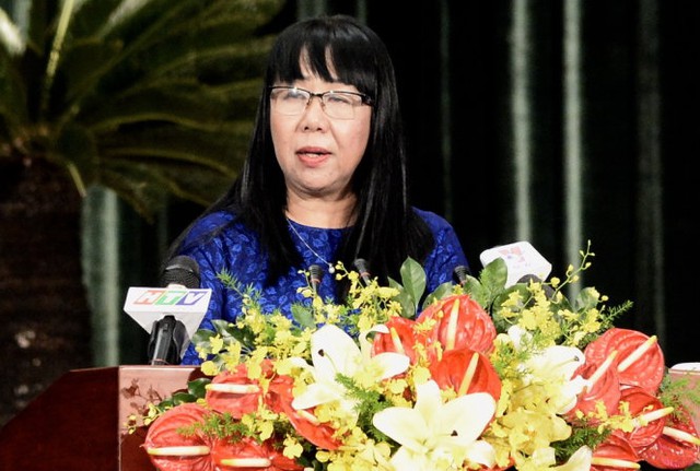 Trưởng ban Văn hóa xã hội Thi Thị Tuyết Nhung trình bày báo cáo thẩm tra tờ trình về chính sách dân số - Ảnh: Tự Trung