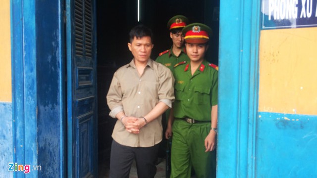 
Bị c&aacute;o Nguyễn Huỳnh C&ugrave; Sinh bị &aacute;p giải sau phi&ecirc;n t&ograve;a. Ảnh: Kỳ Hoa.
