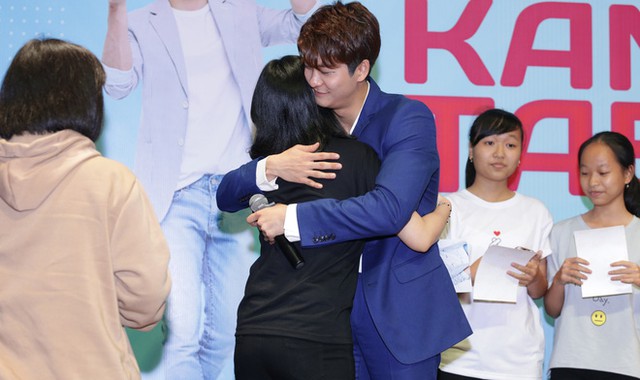 Kang Tae Oh x&uacute;c động khi được kh&aacute;n giả Việt Nam d&agrave;nh cho nhiều t&igrave;nh cảm.