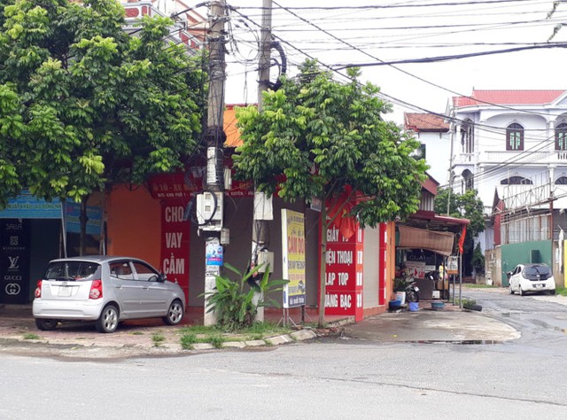 
Hiệu cầm đồ Trần Th&aacute;i c&aacute;ch C&ocirc;ng an huyện B&igrave;nh Xuy&ecirc;n gần 100 m. Ảnh: Ho&agrave;ng Lam.
