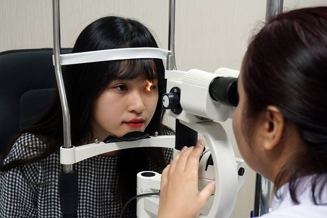 Đeo kính áp tròng thường xuyên có nguy cơ gây hại cho đôi mắt