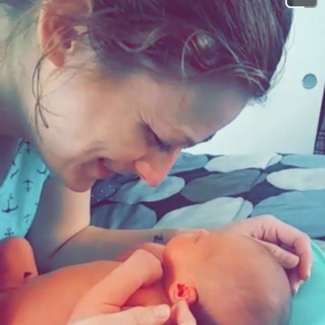 
Kristin và con trai John vài ngày sau khi cậu bé chào đời.
