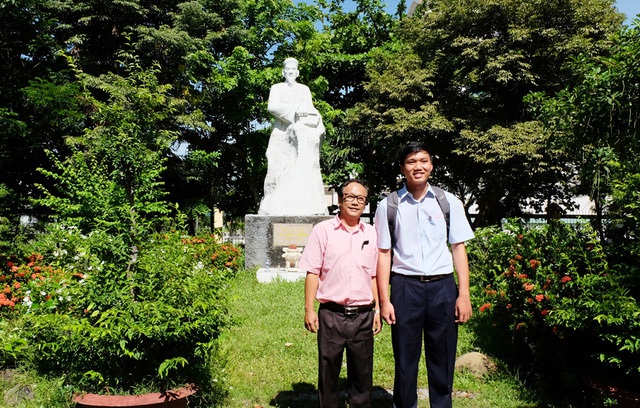 
Minh Huy và thầy chủ nhiệm Nguyễn Quốc Thắng
