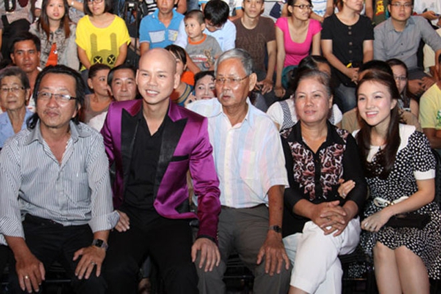 
Lần hiếm hoi bố mẹ nam ca sĩ xuất hiện c&ugrave;ng anh trước đ&ocirc;ng đảo c&ocirc;ng ch&uacute;ng.
