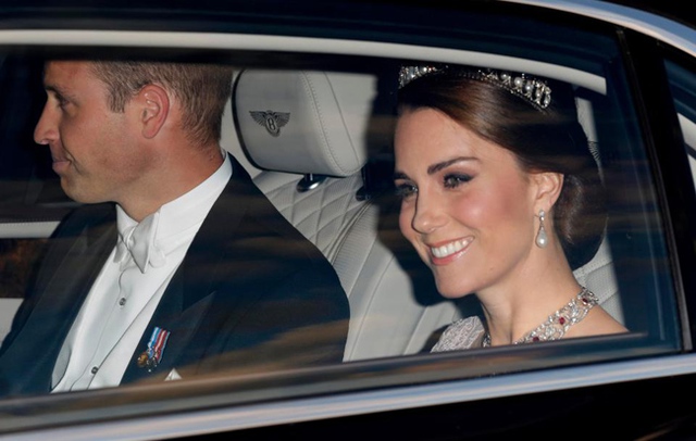 
Hoàng tử Williams và công nương Kate trên xe riêng tới cung điện Buckingham vào tối 12/7.
