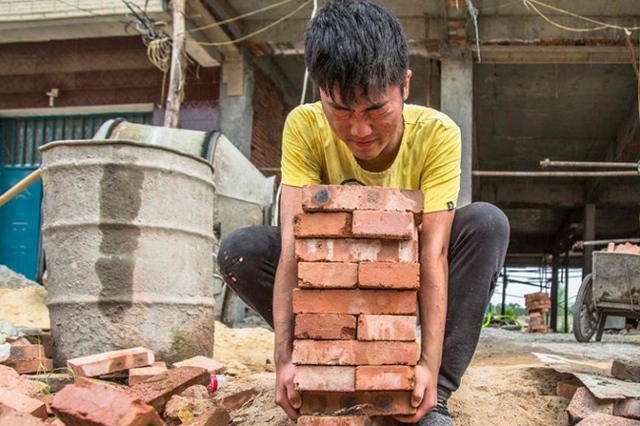 
Ma đi làm phu hồ cho một công trường xây dựng gần nhà.
