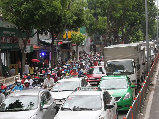 Vụ việc khiến giao thông qua khu vực bị ùn ứ nghiêm trọng. Ảnh Nguyễn Tân.