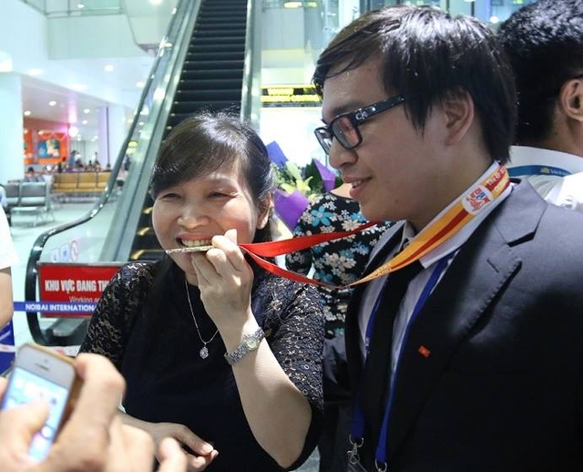 Mẹ chia sẻ niềm vui với con trai