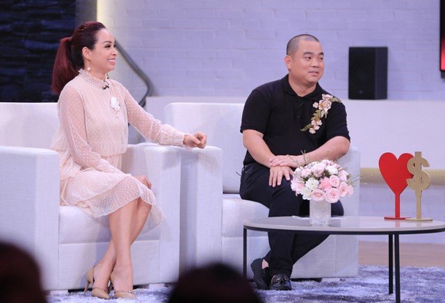 
Th&uacute;y Hạnh chia sẻ, nhiều người vẫn đồn đo&aacute;n c&ocirc; lấy Minh Khang v&igrave; tiền nhưng thực tế ho&agrave;n to&agrave;n ngược lại. Minh Khang kể, anh từng l&agrave; trẻ mồ c&ocirc;i, ho&agrave;n cảnh ngh&egrave;o kh&oacute;. Khi y&ecirc;u Th&uacute;y Hạnh, nhạc sĩ kh&ocirc;ng c&oacute; một đồng trong t&uacute;i. Đến l&uacute;c quyết định cưới, anh phải đi vay bạn 60 triệu đồng. Ng&agrave;y rước d&acirc;u, ph&iacute;a nh&agrave; trai l&egrave;o t&egrave;o chỉ c&oacute; ch&uacute; rể, một người cậu v&agrave; v&agrave;i người bạn.
