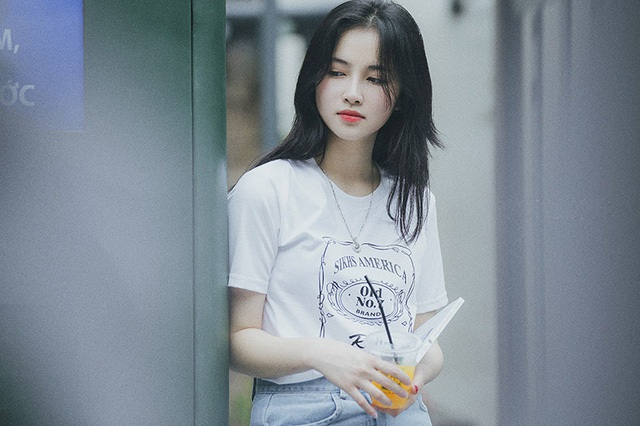 Gần đây, bức ảnh của một nữ sinh xinh đẹp được truyền tay trên mạng xã hội. Cô khiến nhiều người tò mò vì ngoại hình đẹp một cách tự nhiên mà cuốn hút của mình.