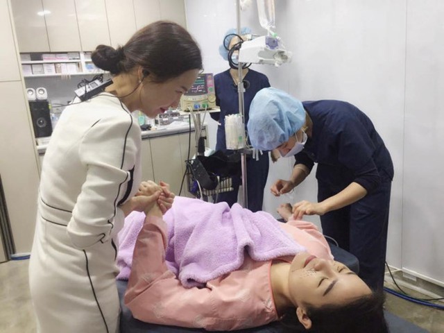 
Hình ảnh Quế Vân trong phòng phẫu thuật tại Hàn.
