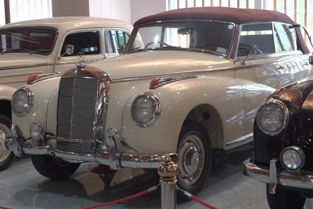 
Chiếc Mercedes cổ đời 1958.
