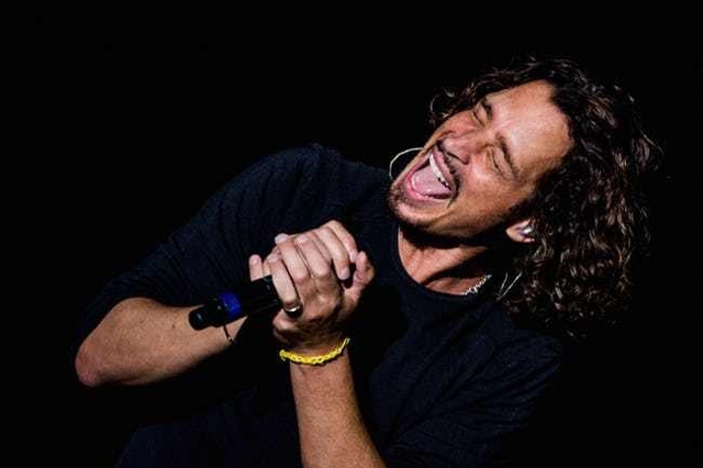 
Chris Cornell (mất ngày 19/5/2017): Rocker huyền thoại Chris Cornell treo cổ tự vẫn trong phòng tắm của một khách sạn ở Detroit (Mỹ) ở tuổi 52. Chris Cornell là một trong những ca sĩ đương đại được ca ngợi và kính trọng nhất trong làng nhạc rock của ban nhạc Soundgarden và Audioslave. Cornell bắt đầu nghiện ma túy từ khi mới 13 tuổi và sau này là nghiện rượu. Nam ca sĩ cũng mắc chứng trầm cảm nghiêm trọng và nỗi sợ trống vắng.
