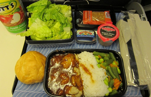 Các phi công có chế độ dinh dưỡng riêng và họ được cung cấp những bữa ăn đặc biệt, đảm bảo vệ sinh và ngon miệng dành riêng cho họ, khác với bữa ăn của hành khách.