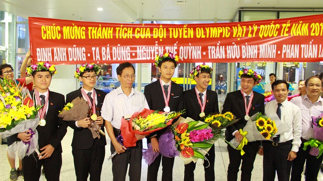 
Đinh Anh Dũng (thứ 2, trái sang) là một trong 4 thí sinh của đội tuyển Việt Nam giành HCV Olympic Vật lý Quốc tế 2017.

