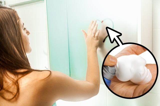 Chiếc gương trong nhà tắm sẽ sáng bóng không tì vết nếu bạn sử dụng bọt cạo râu để rửa chúng.