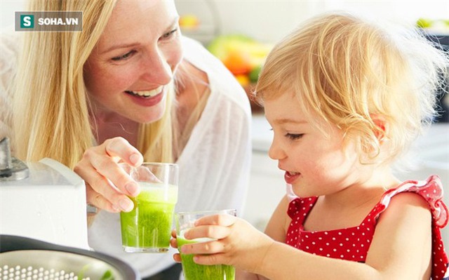 
Việc uống nước trái cây nguyên chất sẽ làm cho tiêu chảy của trẻ nặng hơn, vì nước trái cây chứa nhiều đường.
