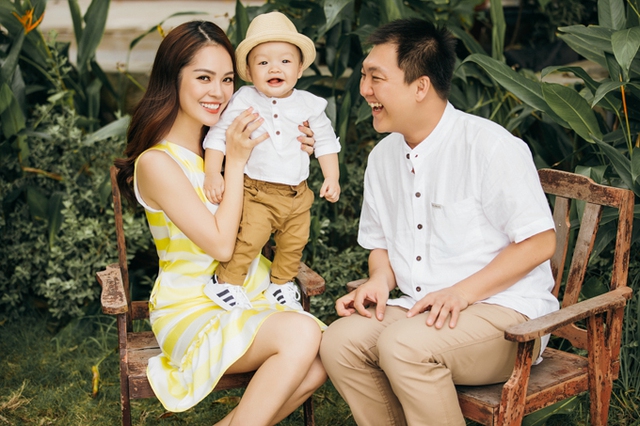 
Dương Cẩm Lynh không hối tiếc vì lập gia đình, sinh con khi sự nghiệp đang thuận lợi. Cô xác định hạnh phúc gia đình là quan trọng nhất nên chấp nhận đi chậm một thời gian để chăm lo cho tổ ấm nhỏ.
