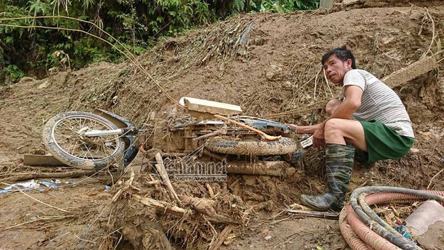 Xe biến dạng v&agrave; mất biển số n&ecirc;n &ocirc;ng M&ugrave;a A Quả kh&ocirc;ng chắc chắn đ&acirc;y c&oacute; phải l&agrave; xe của gia đ&igrave;nh hay kh&ocirc;ng