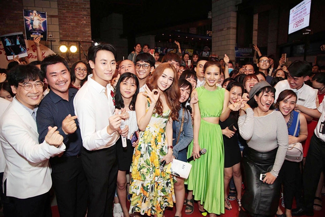 Các diễn viên Rocker Nguyễn, Phương Trinh Jolie, Âu Bảo Ngân và đạo diễn James Ngô cũng tham gia sự kiện giao lưu để quảng bá cho phim điện ảnh Sắc đẹp ngàn cân.