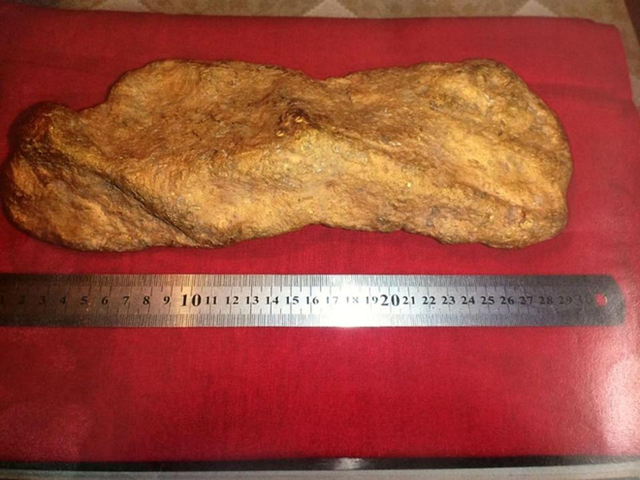 
Hiện tại gi&aacute; v&agrave;ng đang ở mức 40.000 USD/kg, tương đương với hơn 900 triệu đồng/kg, điều n&agrave;y c&oacute; nghĩa l&agrave; gi&aacute; trị t&iacute;nh bằng tiền của khối quặng v&agrave;ng khổng lồ n&agrave;y l&ecirc;n đến 8,9 tỷ đồng.

