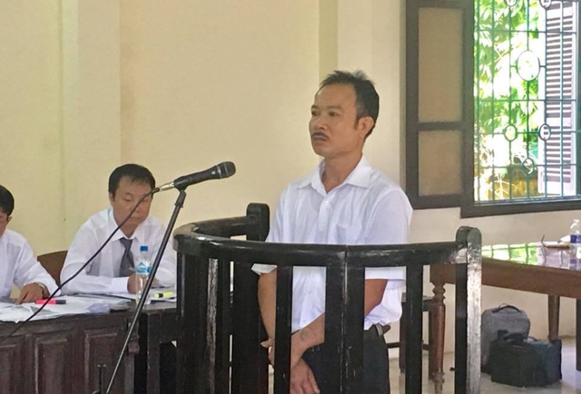 
 Bị c&aacute;o Sơn nhận m&igrave;nh một m&igrave;nh đấm chết anh Quyến.
