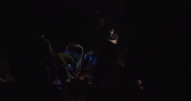 Cơ quan chức năng kh&aacute;m nghiệm thi thể c&aacute;c nạn nh&acirc;n