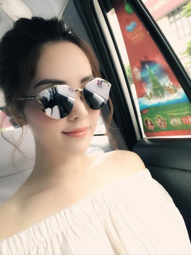 
Thay v&igrave; t&iacute;ch cực hoạt động trong showbiz, &Aacute; hậu Thụy V&acirc;n lại quyết định theo đuổi c&ocirc;ng việc MC &ndash; BTV truyền h&igrave;nh tại Đ&agrave;i truyền h&igrave;nh Việt Nam. Thụy V&acirc;n cho biết, bản theo theo nghề MC đ&atilde; được 11 năm c&oacute; lẻ. &Aacute; hậu được đ&aacute;nh gi&aacute; l&agrave; MC th&ocirc;ng minh, hoạt ng&ocirc;n, ứng xử nhanh nhẹn trước nhiều t&igrave;nh huống bất ngờ. &Aacute; hậu Thụy V&acirc;n từng dẫn nhiều chương tr&igrave;nh ch&iacute;nh luận như Bản tin t&agrave;i ch&iacute;nh, Chuyển động 24h&hellip;.
