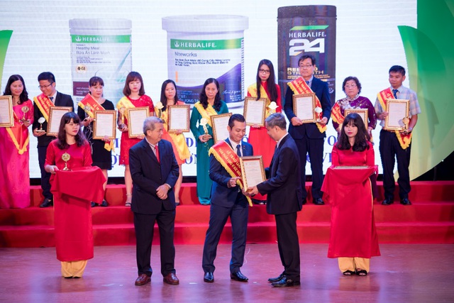 Ông Phạm Tường Huy, Tổng Giám Đốc Herbalife Việt Nam nhận giải thưởng “Sản phẩm vàng vì sức khỏe cộng đồng năm 2017”