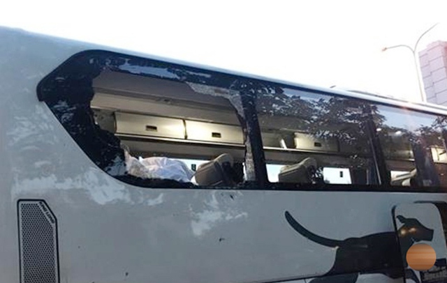 
Chiếc xe buýt bị vỡ cửa kính do đá rơi vào.
