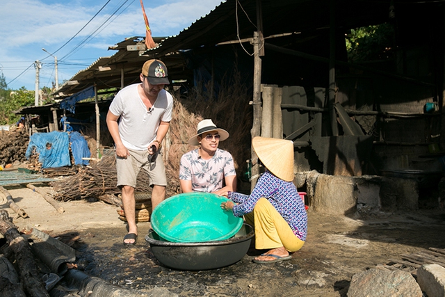 
Nhân cơ hội trốn người yêu và vợ đi chơi xa, hai nam diễn viên vô cùng hào hứng lên kế hoạch thăm thú nhiều nơi. Họ thức dậy từ rất sớm đón bình minh mọc từ phía Đông của bờ biển Ghềnh Ráng.
