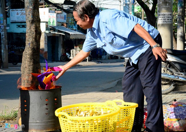 Một số gia đình đã tiến hành cúng cô hồn ngay từ tháng 6 nhuận. Ảnh minh họa: Lê Quân.