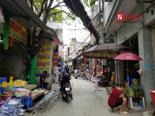 
Người d&acirc;n Đ&igrave;nh Th&ocirc;n kh&aacute; bất ngờ trước việc nữ B&iacute; thư phường bị bắt.
