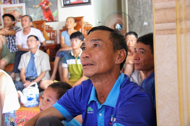 &Ocirc;ng Bảy đang chăm ch&uacute; theo d&otilde;i trận đấu để mong chờ b&agrave;n thắng từ con trai. Ảnh: Phạm H&ograve;a.