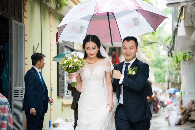 
Thời tiết Hà Nội đổ mưa đã làm ảnh hưởng không nhỏ đến lễ rước dâu của đôi uyên ương.
