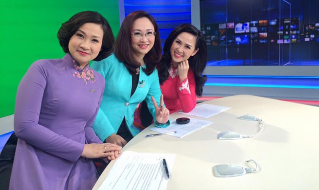 
BTV Thúy Hằng (phải) bên cạnh các đồng nghiệp tại đài truyền hình.
