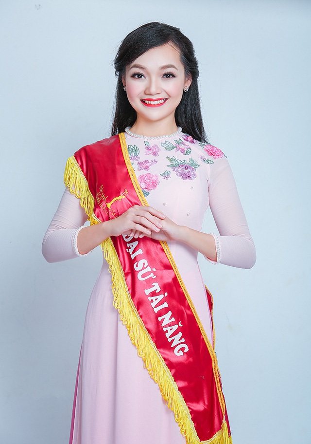 
Duyên dáng với giải thưởng “Đại sứ tài năng”, cuộc thi Nữ sinh thanh lịch ĐH Quốc gia Hà Nội 2015
