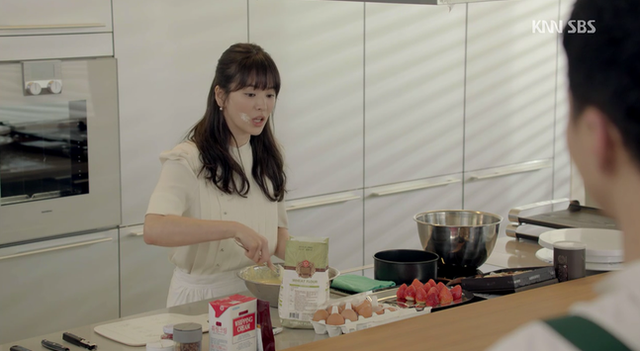 
Khác với hình ảnh nấu ăn hậu đậu thể hiện trong các bộ phim, thực tế là Song Hye Kyo nấu ăn khá tốt.
