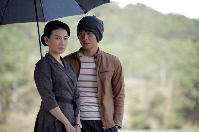 
Mỹ Uyên đóng vai mẹ của diễn viên Tuấn Trần trong phim Lời nguyền gia tộc.
