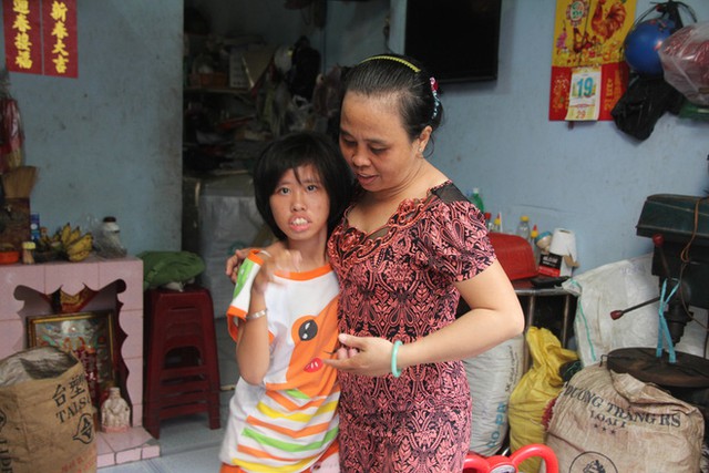 18 năm r&ograve;ng mẹ đưa con đi khắp mu&ocirc;n nơi.